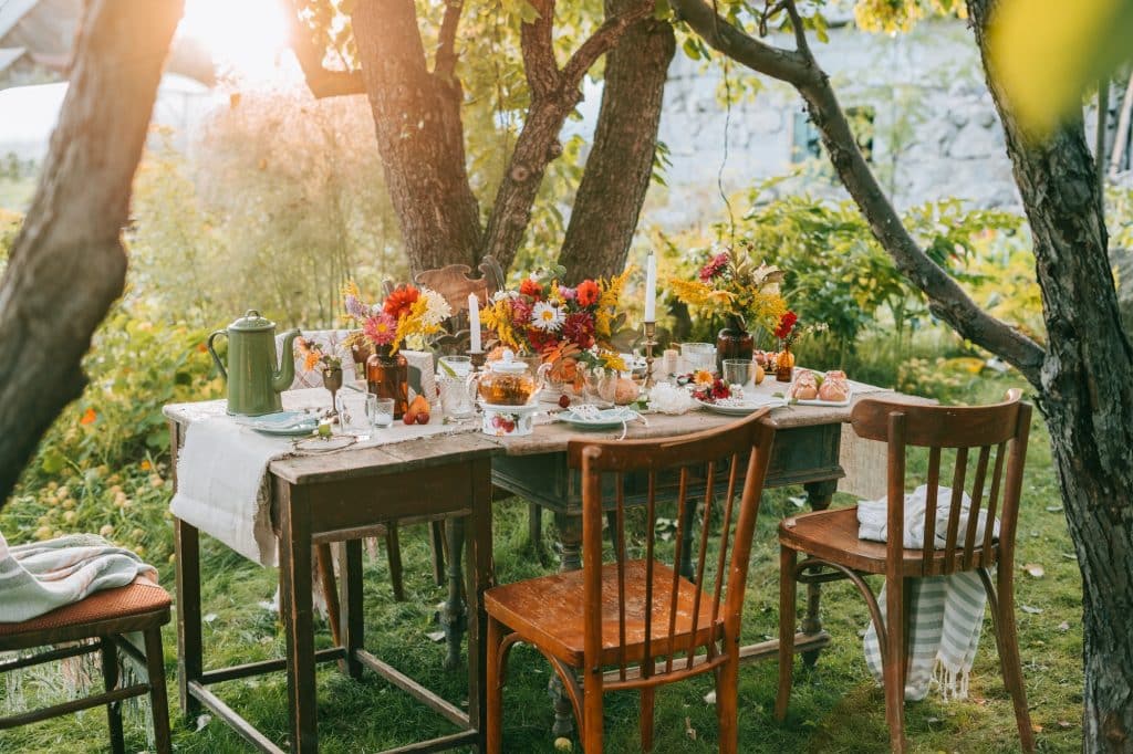 Autumn dinner. Tablescape. Autumn table setting. Autumn table decoration.